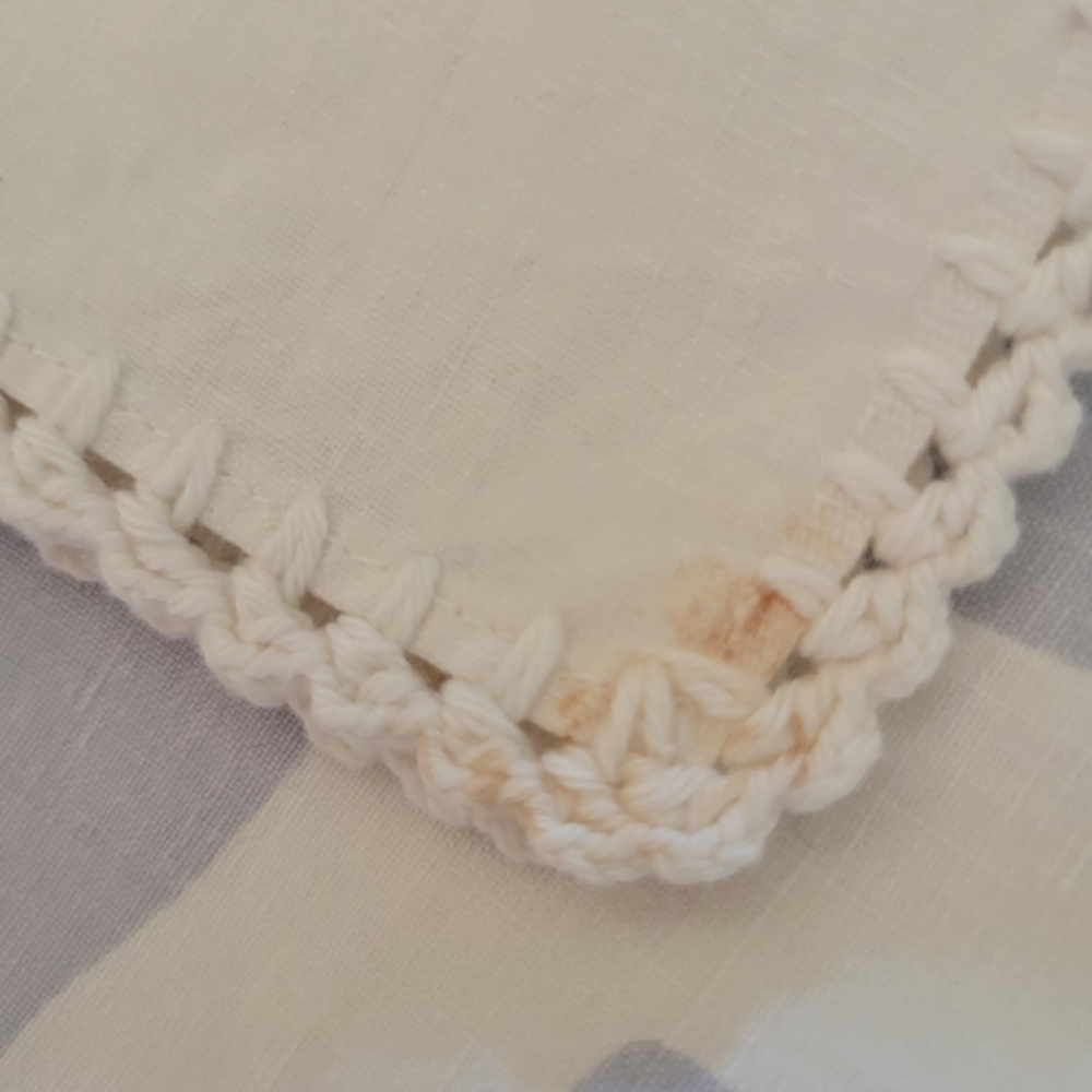 Authentic 1950s VINTAGE Floral Patterned Tablecloth with CROCHET Lace Trim - Picture 2 of 9
